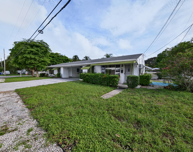 2312 Ne 4th Street - Photo Thumbnail 1