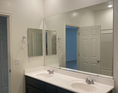 25218 N 54th Drive - Photo Thumbnail 11