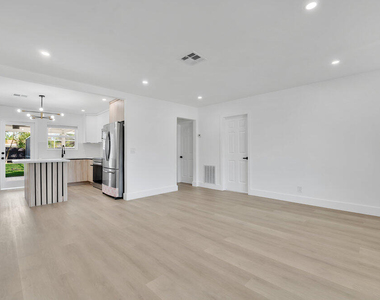 131 Se 4th Avenue - Photo Thumbnail 4