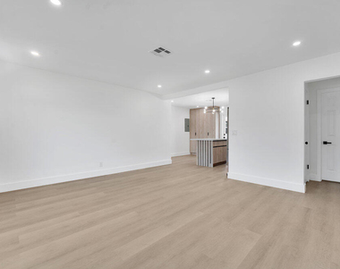 131 Se 4th Avenue - Photo Thumbnail 3