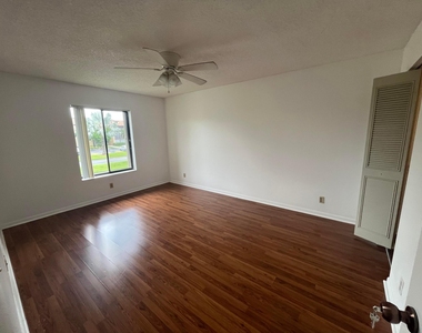 618 Sea Pine Way - Photo Thumbnail 10