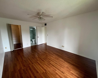 618 Sea Pine Way - Photo Thumbnail 9