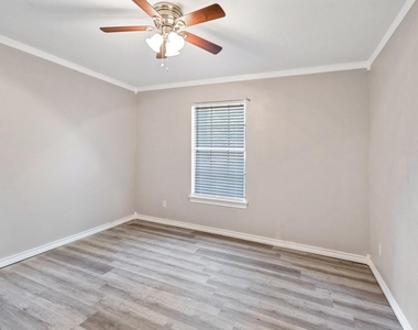 140 Lynn Creek Drive - Photo Thumbnail 17