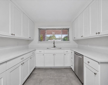 1919 Yucca Drive - Photo Thumbnail 4