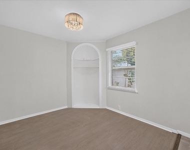 1919 Yucca Drive - Photo Thumbnail 7