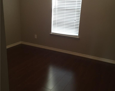 6908 Planters Row Drive - Photo Thumbnail 10