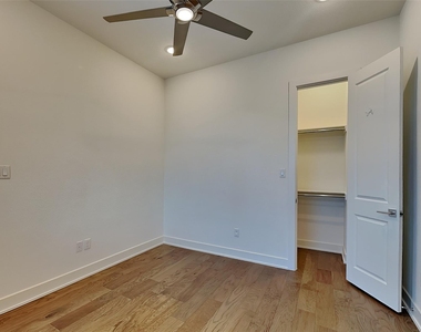 112 E Oscar Drive - Photo Thumbnail 4