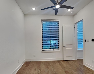 112 E Oscar Drive - Photo Thumbnail 9