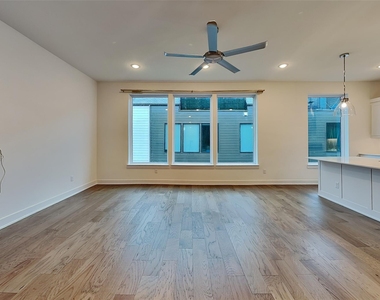 112 E Oscar Drive - Photo Thumbnail 2
