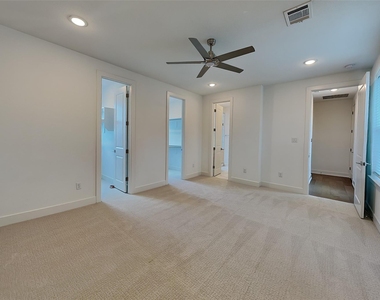 112 E Oscar Drive - Photo Thumbnail 3
