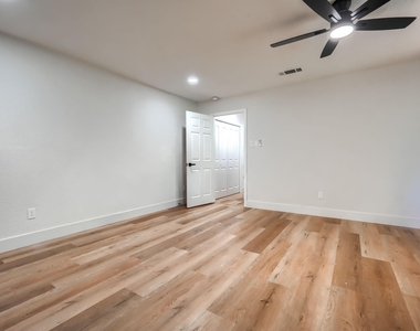 4049 Alicante Avenue - Photo Thumbnail 11