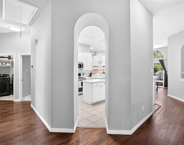 10908 Shadow Brook Lane - Photo Thumbnail 9