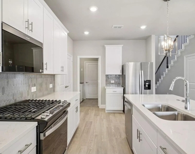 525 Blanton Street - Photo Thumbnail 11