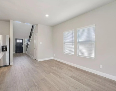 525 Blanton Street - Photo Thumbnail 2