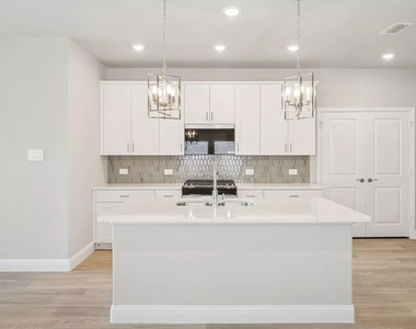 525 Blanton Street - Photo Thumbnail 4