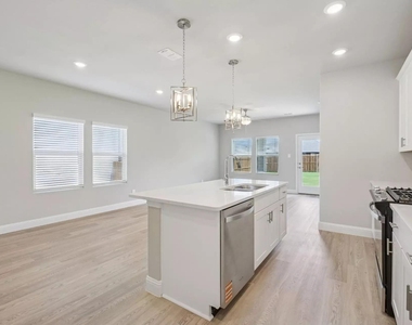 525 Blanton Street - Photo Thumbnail 5
