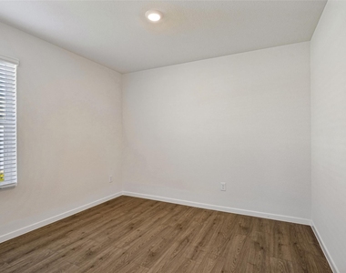 410 White Willow Drive - Photo Thumbnail 14