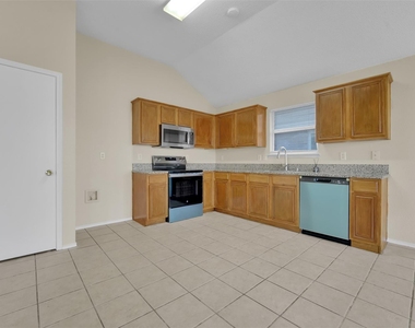 321 Dakota Drive - Photo Thumbnail 7