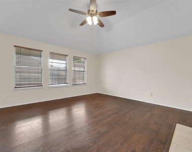 321 Dakota Drive - Photo Thumbnail 6