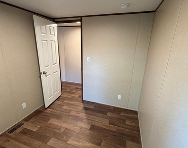 2034 Shelby Road - Photo Thumbnail 3