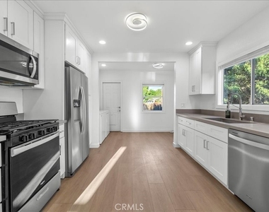 6642 Vineland Avenue - Photo Thumbnail 5