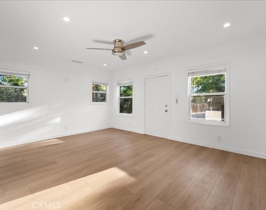 6642 Vineland Avenue - Photo Thumbnail 4