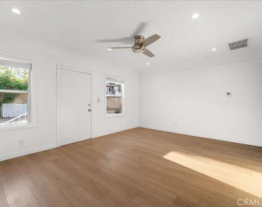6642 Vineland Avenue - Photo Thumbnail 8
