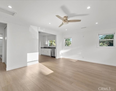 6642 Vineland Avenue - Photo Thumbnail 9