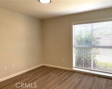 3421 Rowena Drive - Photo Thumbnail 18