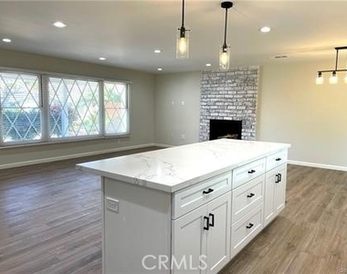 3421 Rowena Drive - Photo Thumbnail 12