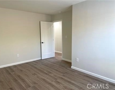 3421 Rowena Drive - Photo Thumbnail 17