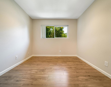 761 E Orange Grove Boulevard - Photo Thumbnail 11