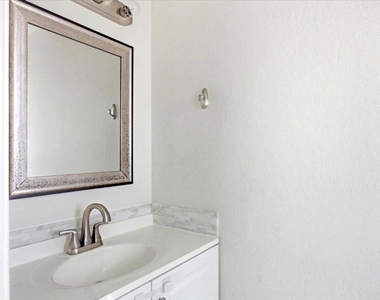 535 Beverly Place - Photo Thumbnail 12