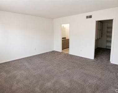 5255 Bellingham - Photo Thumbnail 7