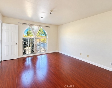 313 S Curtis Avenue - Photo Thumbnail 5