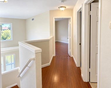 517 Eaker Way - Photo Thumbnail 6
