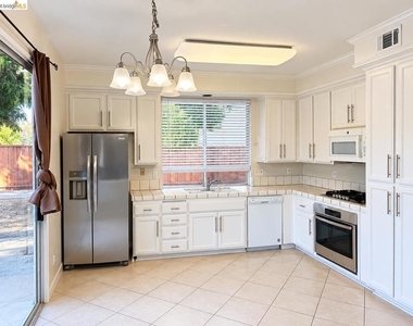 517 Eaker Way - Photo Thumbnail 5