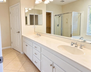 517 Eaker Way - Photo Thumbnail 13