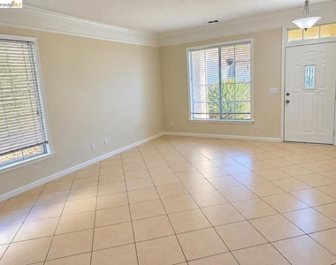 517 Eaker Way - Photo Thumbnail 3