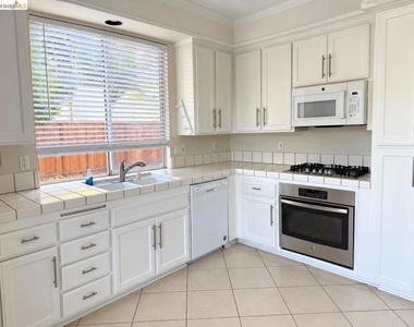 517 Eaker Way - Photo Thumbnail 4