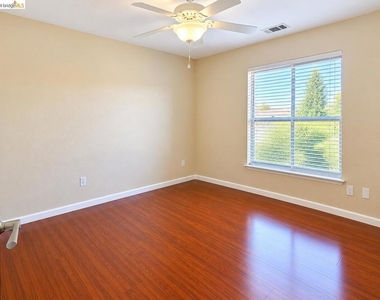 517 Eaker Way - Photo Thumbnail 9