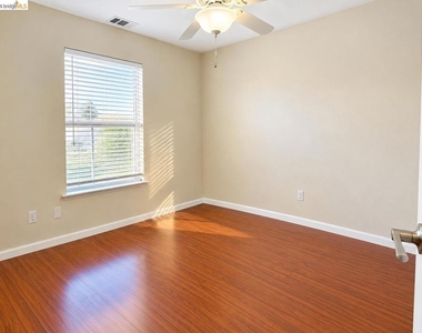 517 Eaker Way - Photo Thumbnail 10
