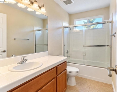 517 Eaker Way - Photo Thumbnail 11