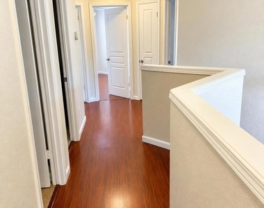 517 Eaker Way - Photo Thumbnail 7