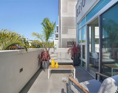 8210 Fountain Avenue - Photo Thumbnail 8