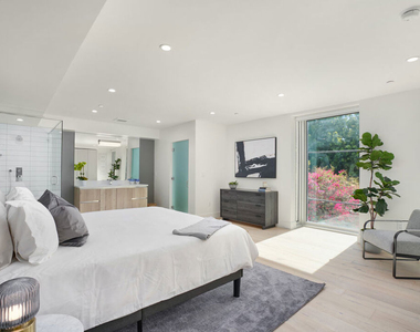 8210 Fountain Avenue - Photo Thumbnail 11