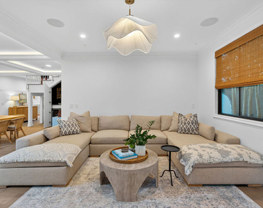1733 Robson Avenue - Photo Thumbnail 9