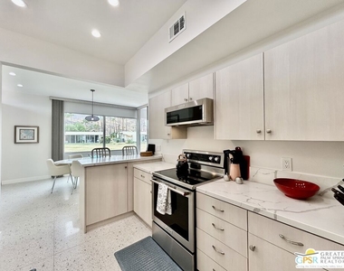334 Desert Lakes Drive - Photo Thumbnail 2