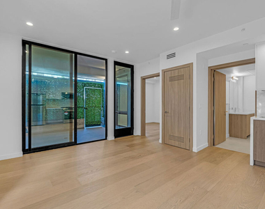 1257 N Detroit Street - Photo Thumbnail 6