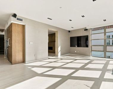 870 Haverford Avenue - Photo Thumbnail 18